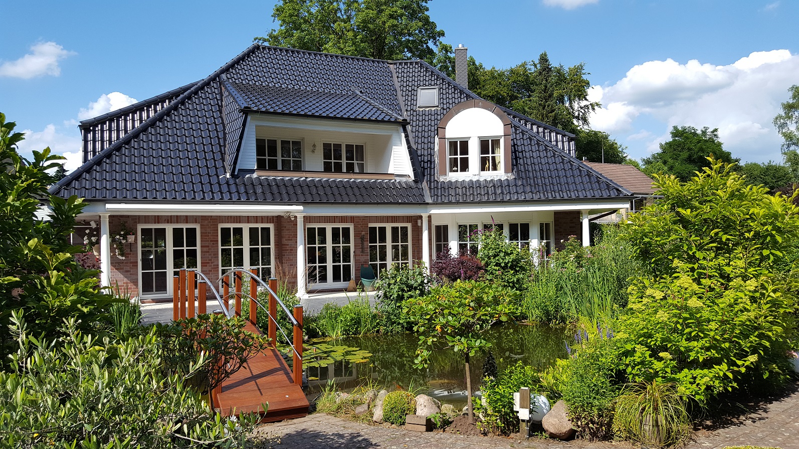 Teichbrücke als Übergang