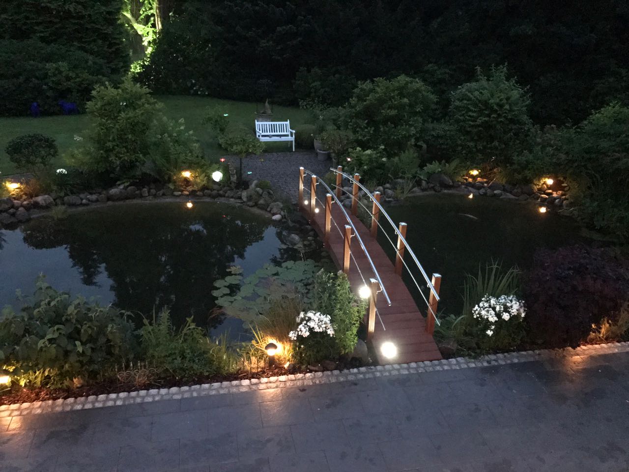 Teichbrücke bei Nacht